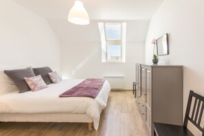 4 Schlafzimmer, Schreibtisch, Bügeleisen/Bügelbrett, Reisekinderbett