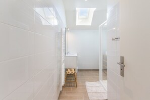 Dusche, Haartrockner, Handtücher, Seife