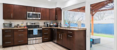 Refrigerador, microondas, horno, placa de cocina