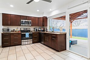 Fridge, microwave, oven, stovetop - Family Friendly, King Bed, Nice Backyard, Grill, Foosball, Games, Cornhole (Plano)