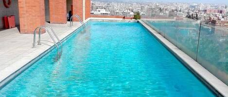 Una piscina al aire libre