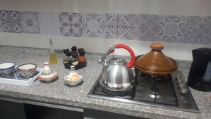 Fridge, microwave, oven, stovetop - Quiet stay - MARRAKECH : Apartment 87 m² SWIMMING POOL, FREE WIFI, PARKING (Marrakech)