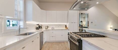 冷蔵庫、電子レンジ、オーブン、コンロ