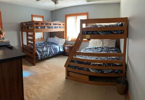 4 bedrooms, iron/ironing board, WiFi, bed sheets