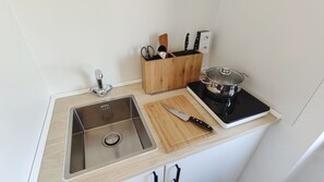 Kjøleskap, mikrobølgeovn, kjøkkenutstyr og papirhåndklær