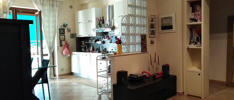 冷蔵庫、オーブン、コンロ、食器洗い機