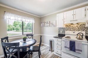 Fridge, microwave, oven, stovetop - Cute Condo in Rock Hill-49 (Rock Hill)