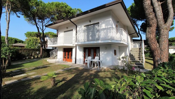 A two-story house with a balcony, a front door, and a staircase leading to the upper floor. - villa MARISA 2 - Lignano (Lignano Sabbiadoro)
