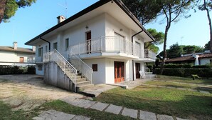 A two-story house with a balcony, a staircase, and a front door. - villa MARISA 2 - Lignano (Lignano Sabbiadoro)