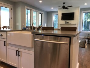 Fridge, microwave, oven, stovetop - Modern Farmhouse in Heart of Valle Crucis (Banner Elk)