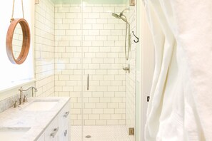 Ensemble baignoire-douche, séchoir à cheveux, serviettes fournies, savon