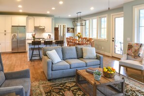 Smart TV, fireplace, Netflix, books - Modern Farmhouse in Heart of Valle Crucis (Banner Elk)