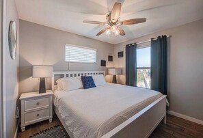 4 slaapkamers, bedden met traagschuimmatras, een strijkplank/strijkijzer