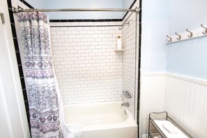 Badekar, hårtørrer, håndklæder
