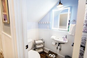 Badewanne, Haartrockner, Handtücher