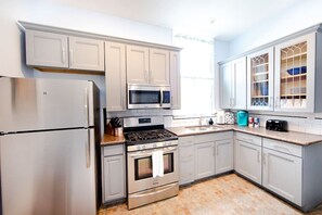 Een koelkast, een microgolfoven, een oven, een kookplaat