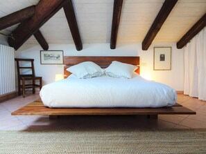 4 slaapkamers, een bureau, een strijkplank/strijkijzer, reisbedje