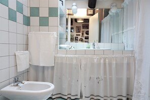 Combinazione doccia/vasca, asciugacapelli, bidet, asciugamani