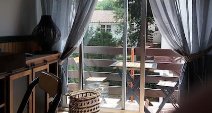 UN ESTUDIO BONITO EN EL VERDE