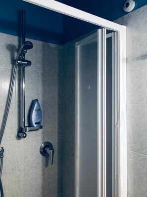 Sèche-cheveux, serviettes fournies, savon