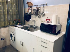 Cafetière/bouilloire, batterie de cuisine, vaisselle et ustensiles