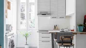 Geladeira, micro-ondas, cooktop, cafeteira/chaleira