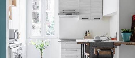 Kühlschrank, Mikrowelle, Herdplatte, Wasserkocher mit Kaffee-/Teezubehör