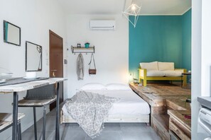 Iron/ironing board, WiFi, bed sheets