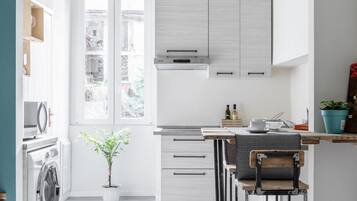 Fridge, microwave, stovetop, coffee/tea maker