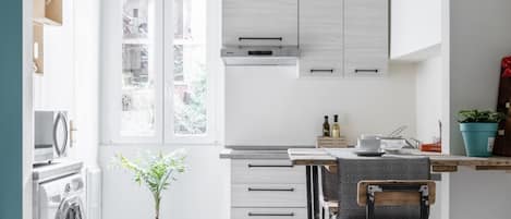 Réfrigérateur, four à micro-ondes, surface de cuisson, cafetière-théière