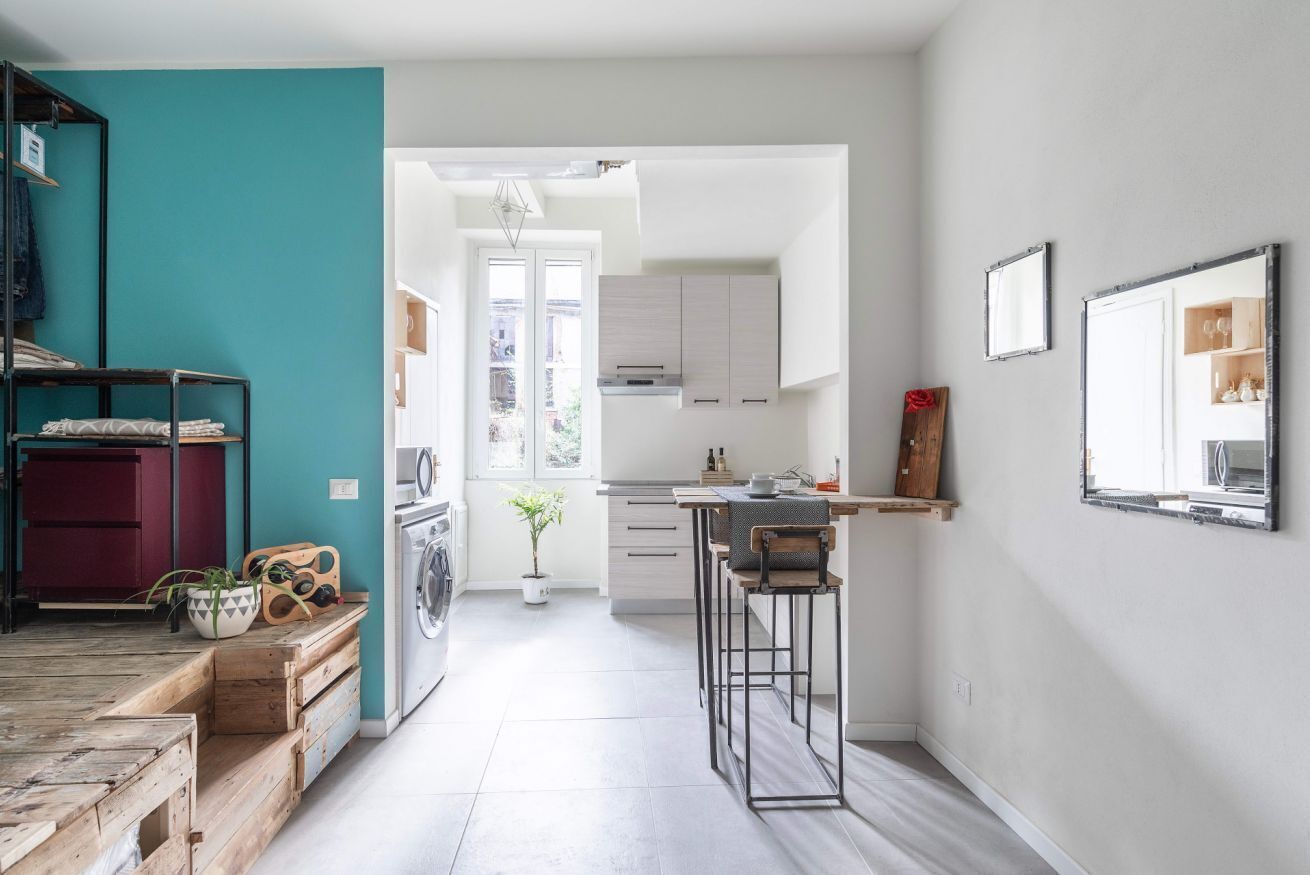 Réfrigérateur, micro-ondes, plaque de cuisson, cafetière/bouilloire