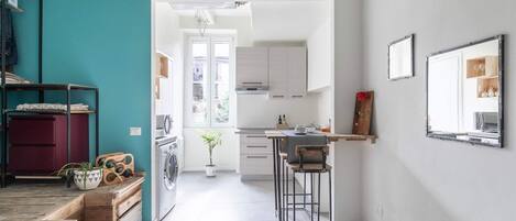 Réfrigérateur, micro-ondes, plaque de cuisson, cafetière/bouilloire