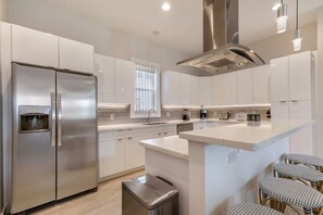 ثلاجة، ميكروويف، فرن، موقد طهي مسطح