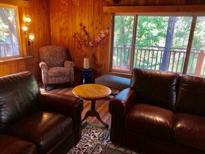 Älytelevisio, takka, kirjoja