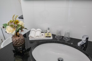 Dusche, Haartrockner, Bidet, Handtücher