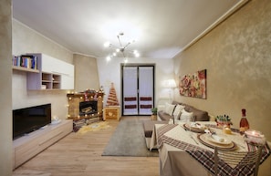 TV, fireplace, books - STELLA DELLE GRIGNE (Pasturo)