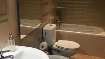 Articles de toilette gratuits, sĂšche-cheveux, serviettes fournies