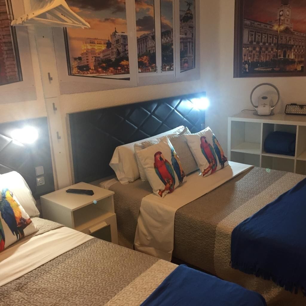 1 habitación, tabla de planchar con plancha, wifi y ropa de cama 