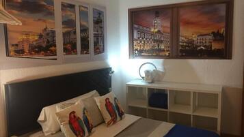 1 dormitorio, tabla de planchar con plancha, wifi y ropa de cama