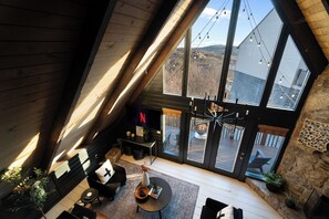 Smart TV, fireplace, stereo