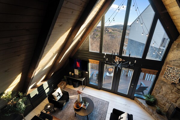 Smart-TV, Kamin, Stereoanlage