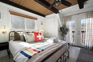 4 bedrooms, travel cot, free WiFi, bed sheets - Views! Stunning A-frame 7 mins from park (Gatlinburg)