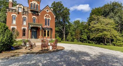 Three Pines Petersburg - Luxurious 10 Bedroom Home in Historic Petersburg