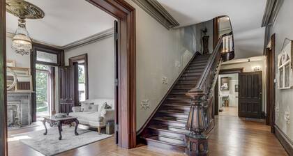 Three Pines Petersburg - Luxurious 10 Bedroom Home in Historic Petersburg