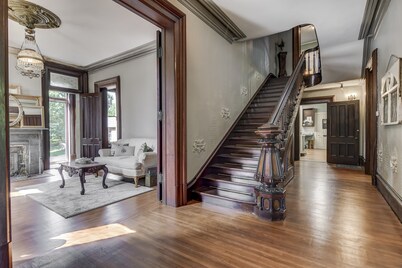 Three Pines Petersburg - Luxurious 10 Bedroom Home in Historic Petersburg