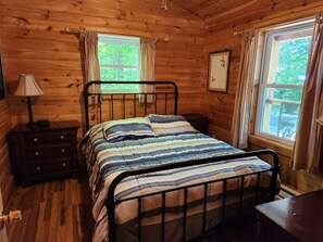 2 makuuhuonetta, silitysrauta/-lauta, ilmainen Wi-Fi, vuodevaatteet