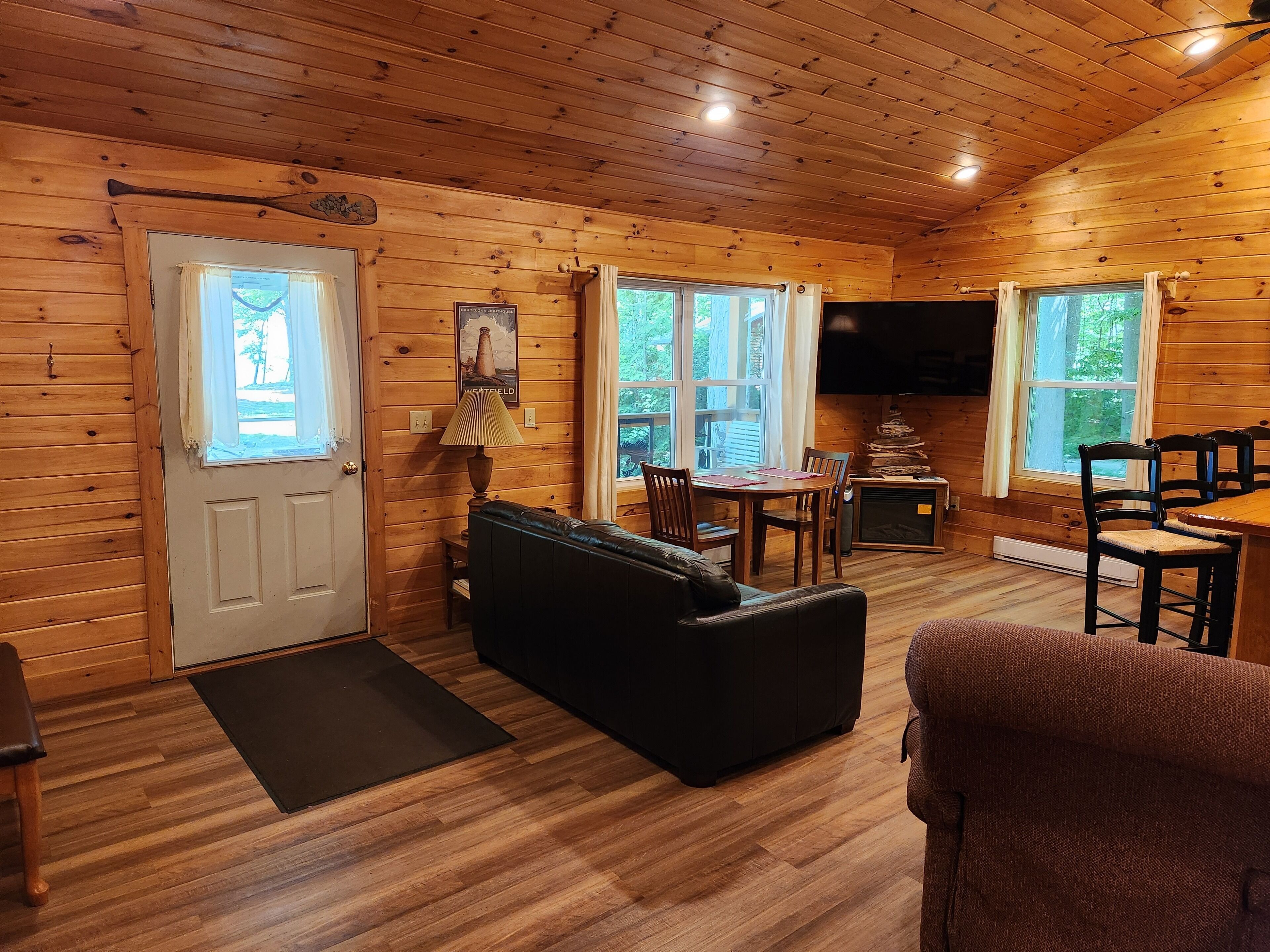 Smart-TV, peis, DVD-spiller og stereoanlegg