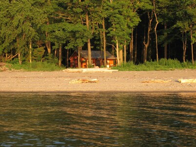True Lake Beachfront, Stunning Sunsets, Beach glass hunting 
