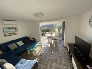 Télévision, cheminée