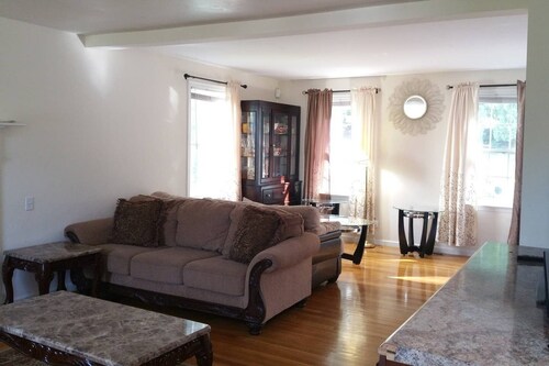 Feel at Home in spacious 3B-2.5Ba -Mall/MBTA/Park